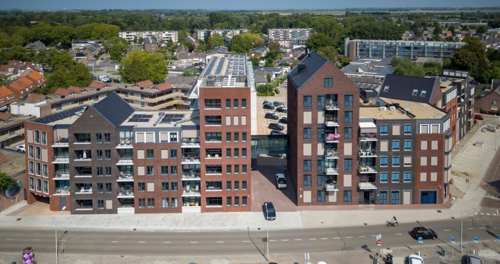Luchtfoto van het Gasthuis in Goes met de volledige straatgevel