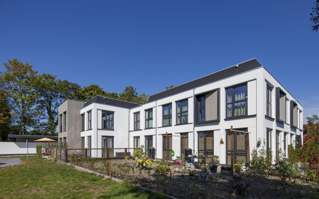 Woongebouw Willow in Goes met witte gevels en houten accenten
