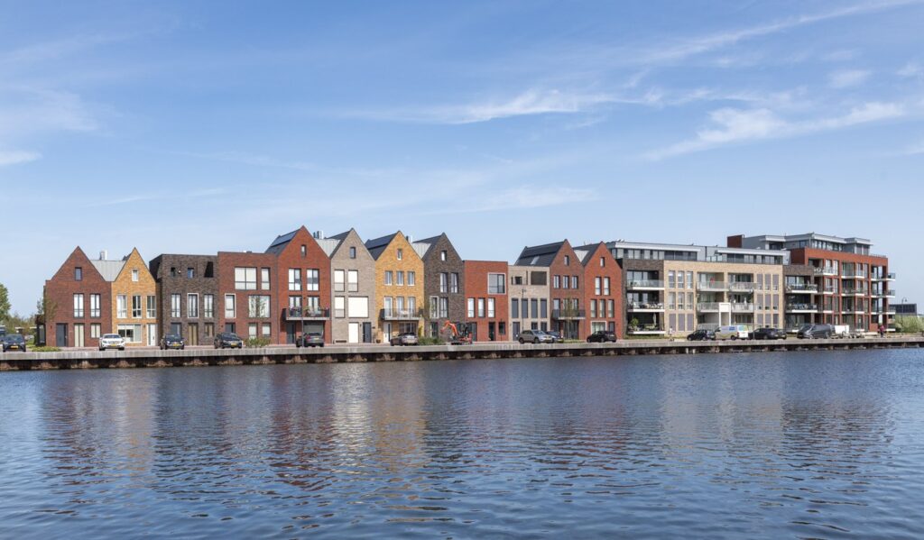 Overzicht van Bellevue Goese Diep met kadewoningen en appartementen langs het water